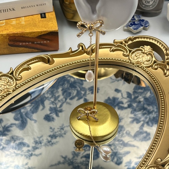 🆕 OSCAR DE LA RENTA 🧿 NWOT Swarovski Crystal Bow Pearl Drop Earrings - Gold - Picture 5 of 13